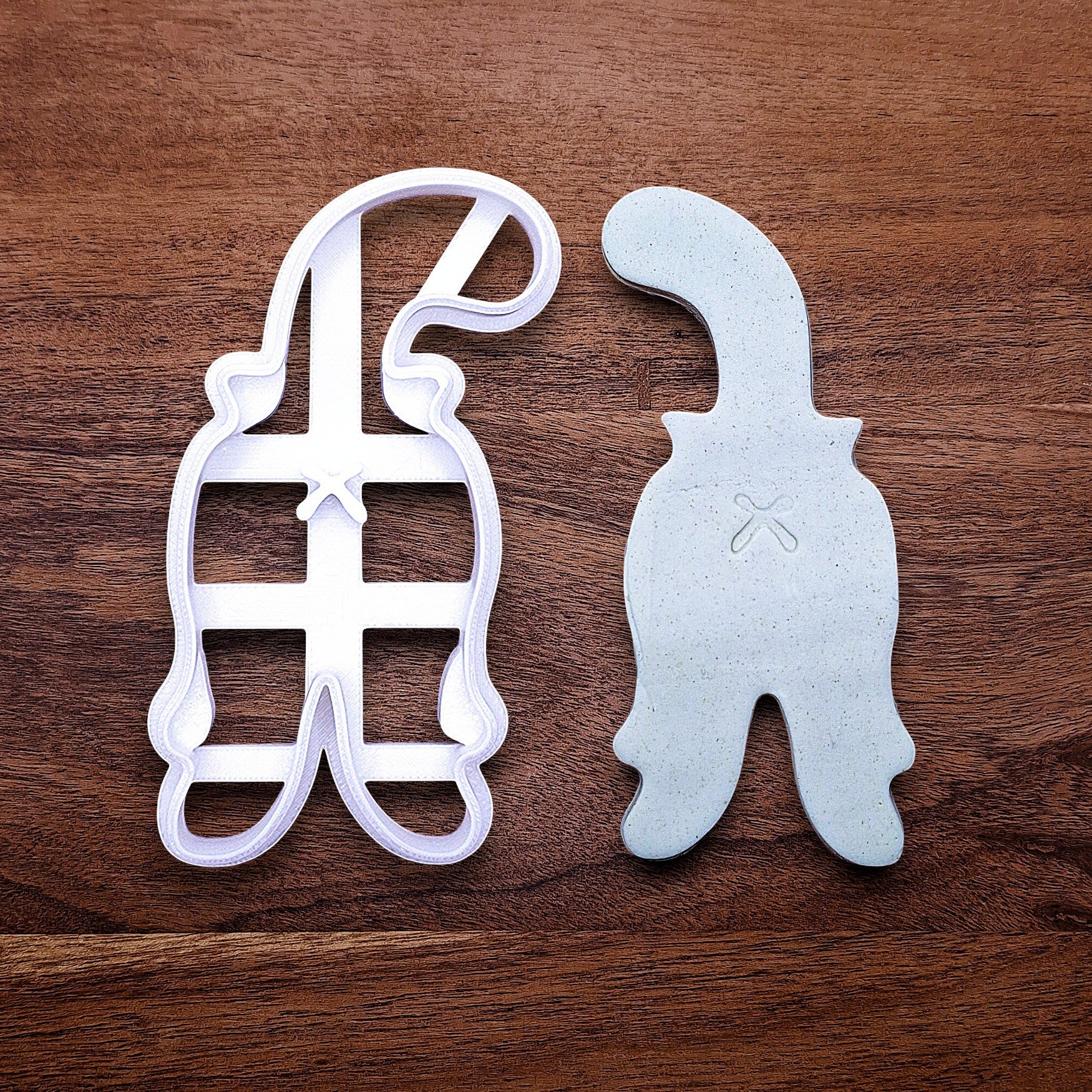 Cat butt cookie cutter with stamp for crisp, hilarious feline-shaped cookies—ideal for cat lovers and novelty baking gifts.