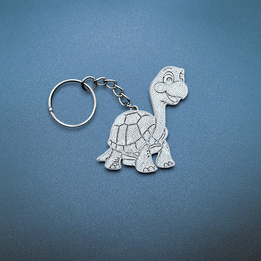Front view of customizable turtle keychain in silver, handmade from sustainable PLA plastic—ideal marine gift for ocean lovers and kids.