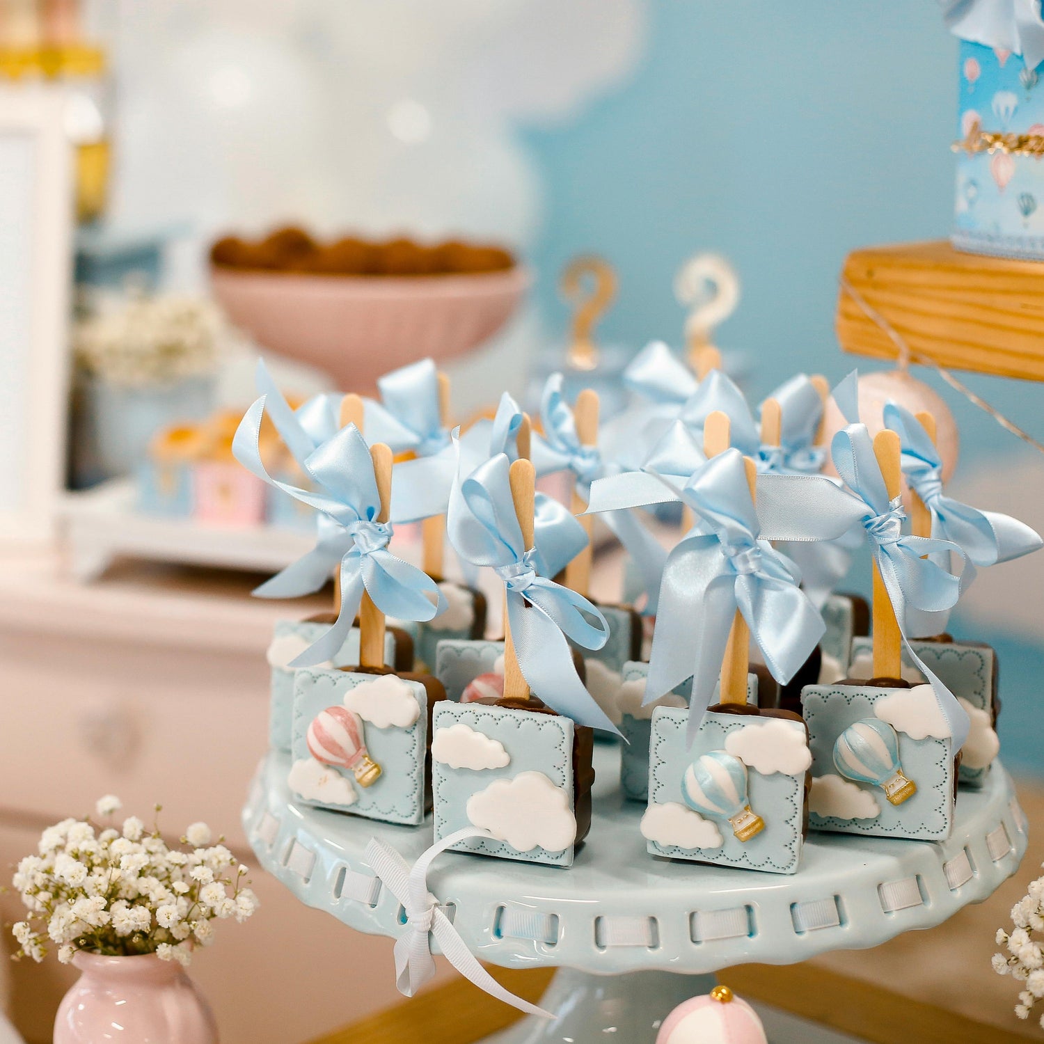 Baby shower keychains handmade from eco-friendly bioplastic. Cute, colorful, and sustainable favors.