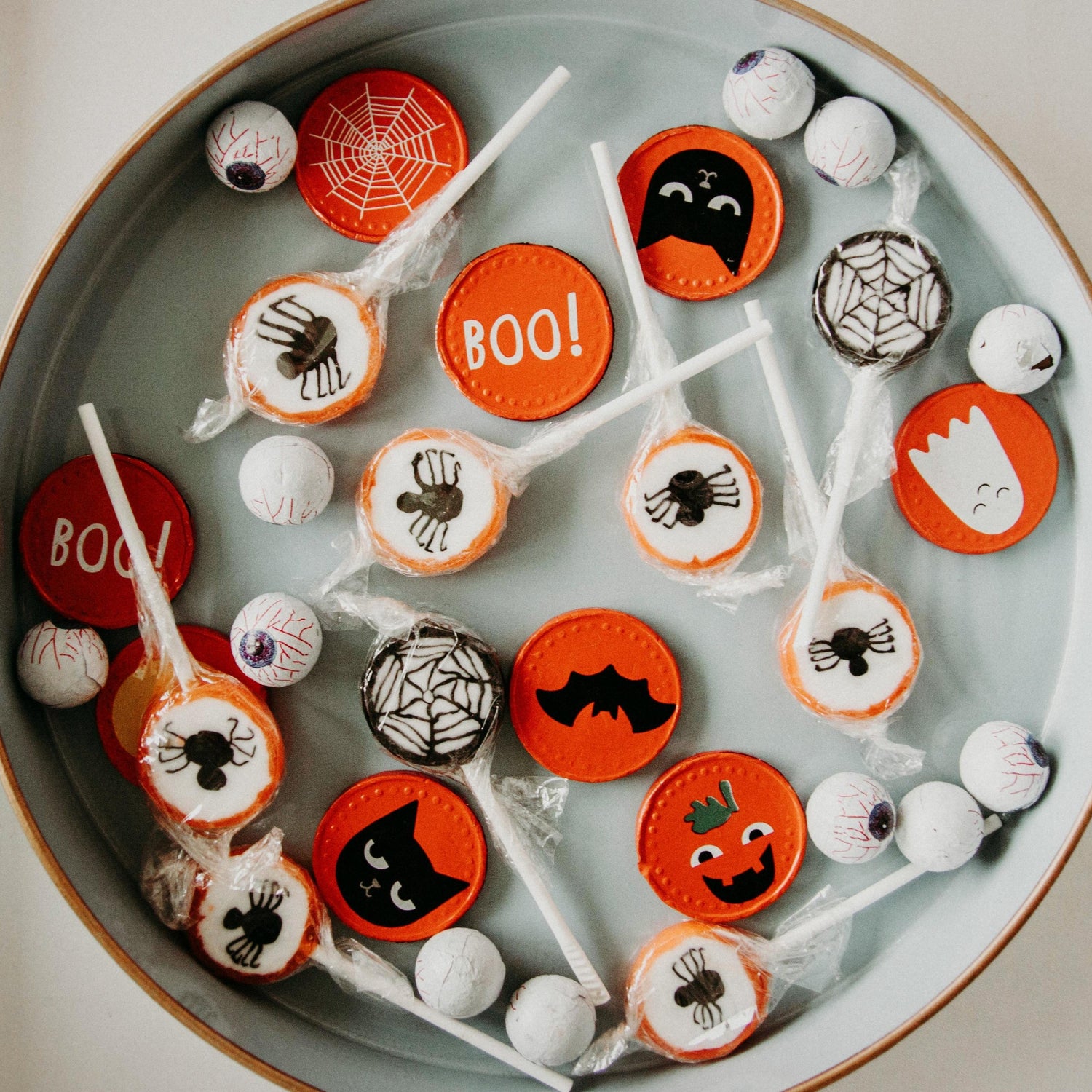 Handmade Halloween keychains in 30 colors. Eco-friendly, fun, and festive accessories for parties or trick-or-treat.