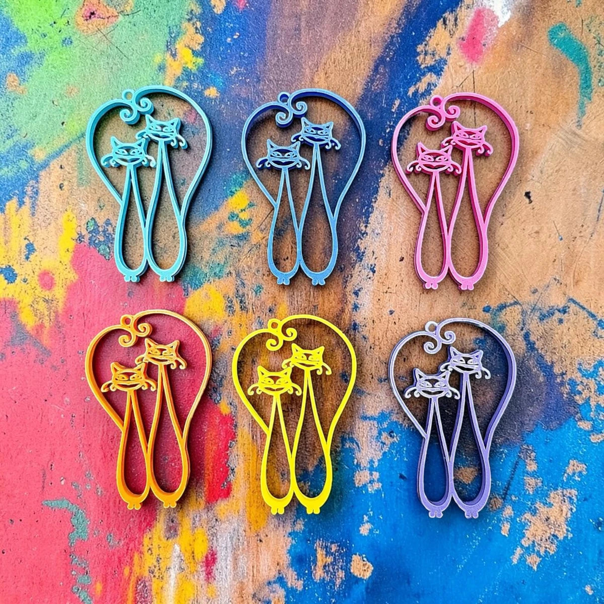 Customizable cat couple keychains in different colors, perfect for couples, best friends, or pet lovers.