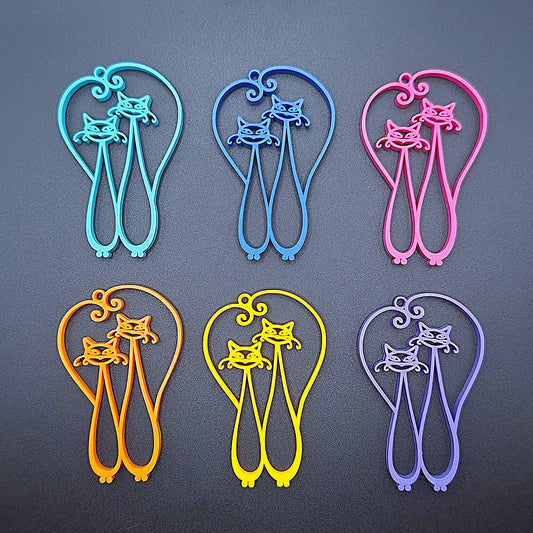 Front view of cat couple keychains in four different colors, featuring two cats sitting side by side, perfect for couples, best friends, or pet lovers.