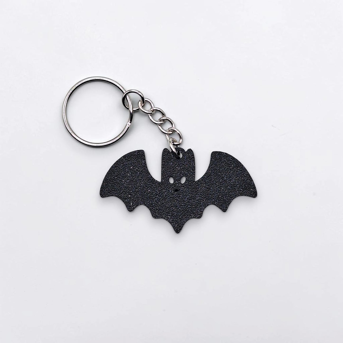Handmade and customizable bat keychain in black, perfect for Halloween gifts, party favors, or gothic-themed keyring collections.