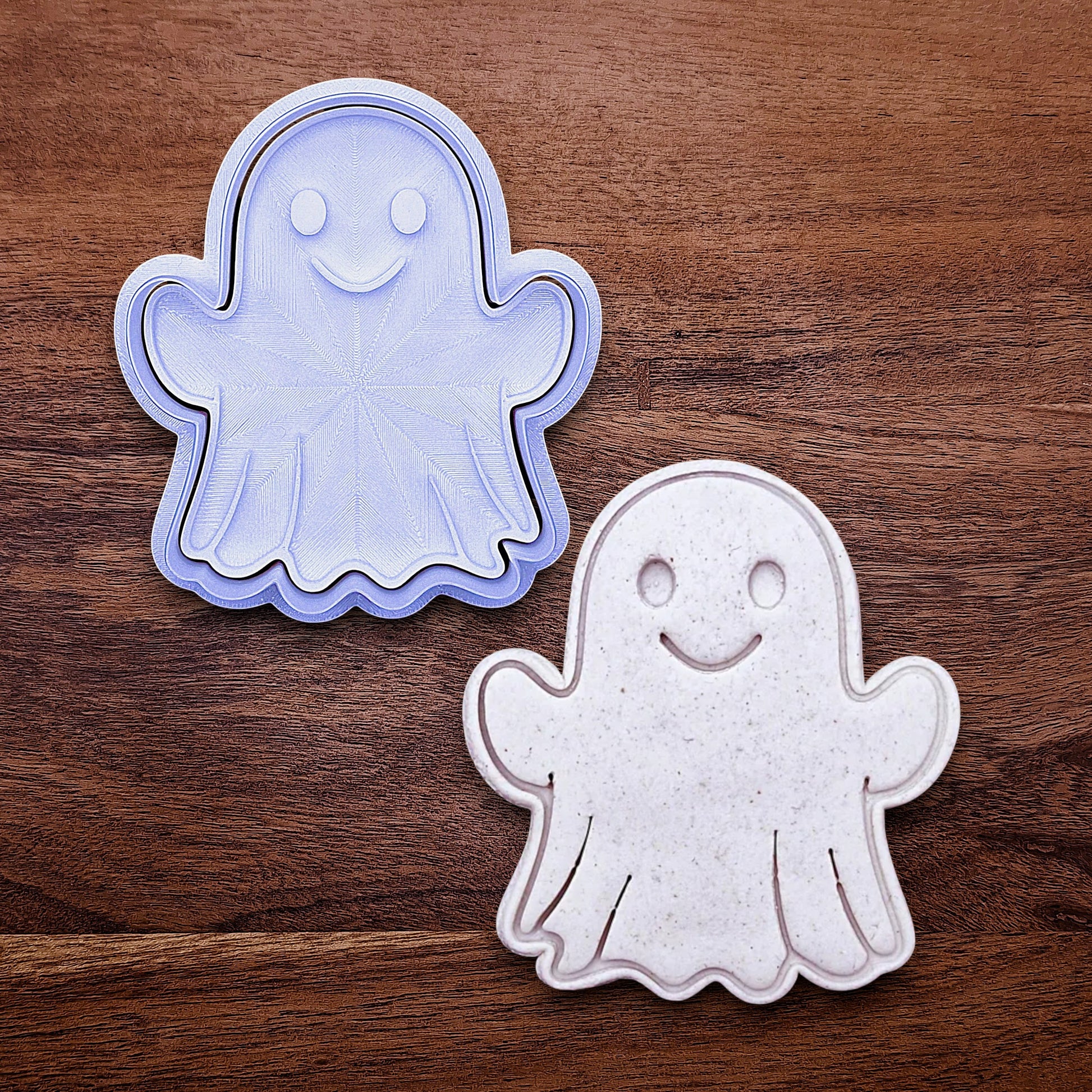 Ghost cookie cutter with stamp – adds spooky face details for Halloween cookies, fondant toppers, or fall baking fun.