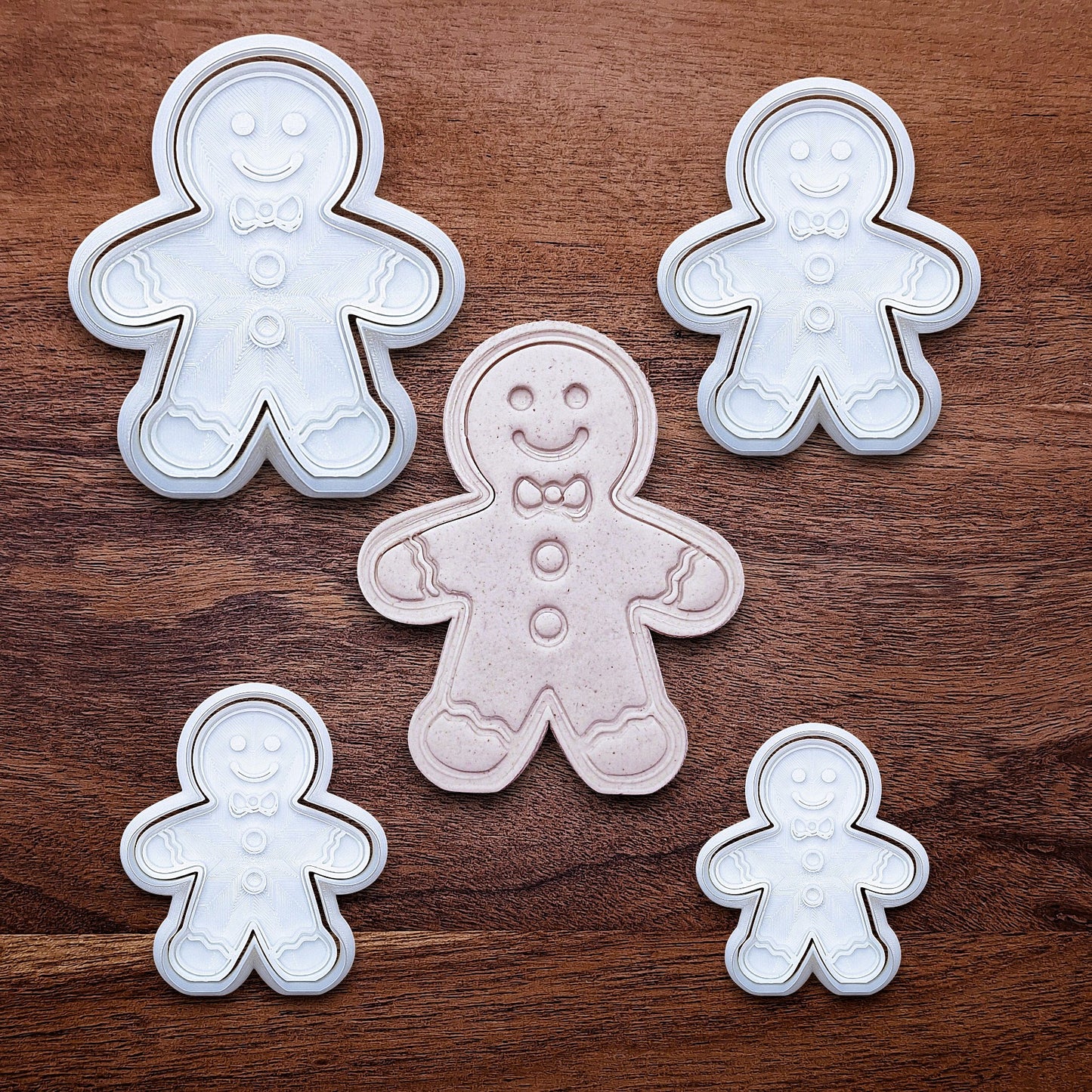 Holiday gingerbread man cookie cutters with matching stamps – add festive details easily to your Christmas cookies, fondant, or clay crafts.