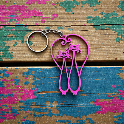 Handmade and customizable cat couple keychain, perfect for couples, best friends, or pet lovers.