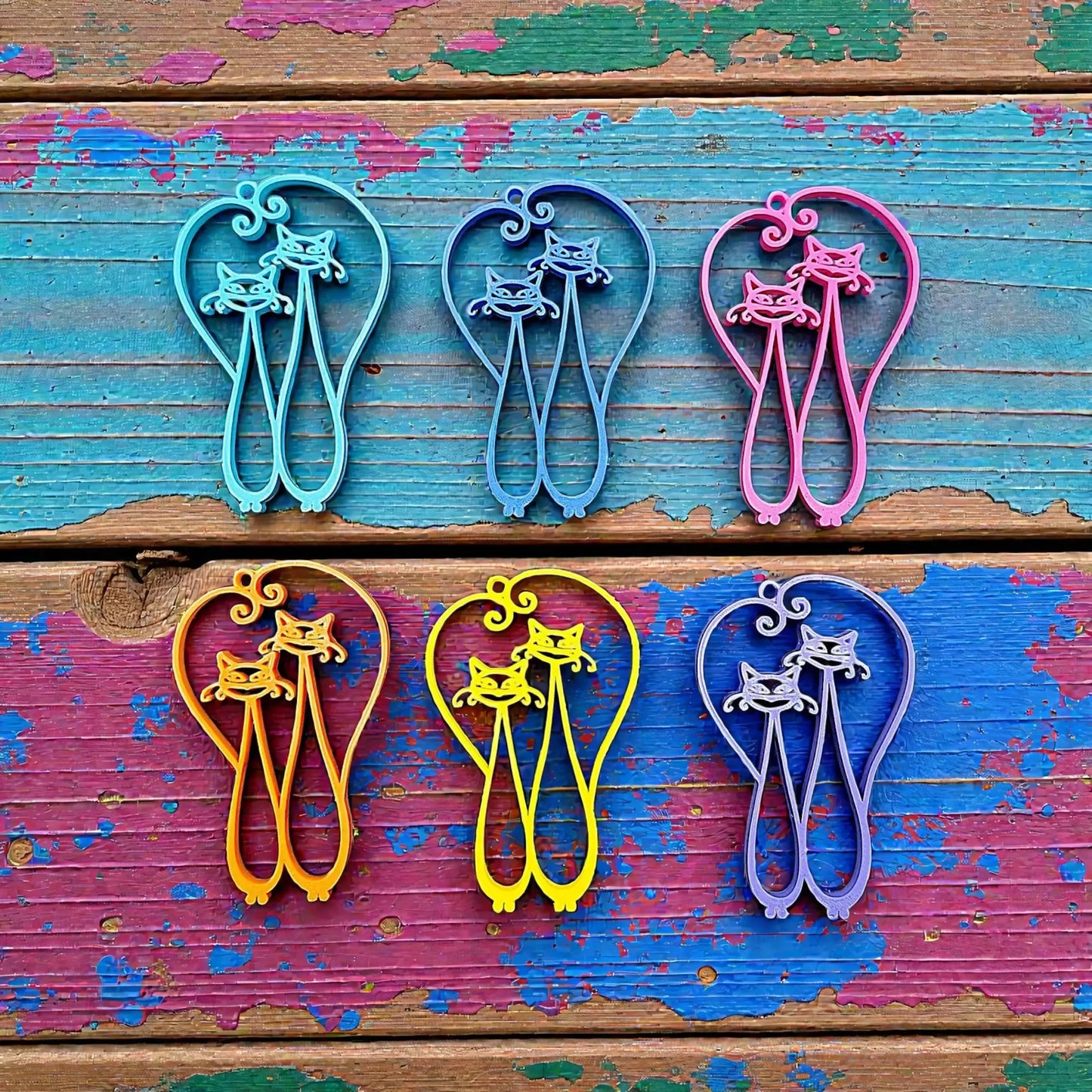Handmade and customizable cat couple keychains in four different colors, perfect for couples, best friends, or pet lovers.