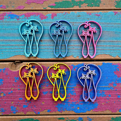 Handmade and customizable cat couple keychains in four different colors, perfect for couples, best friends, or pet lovers.