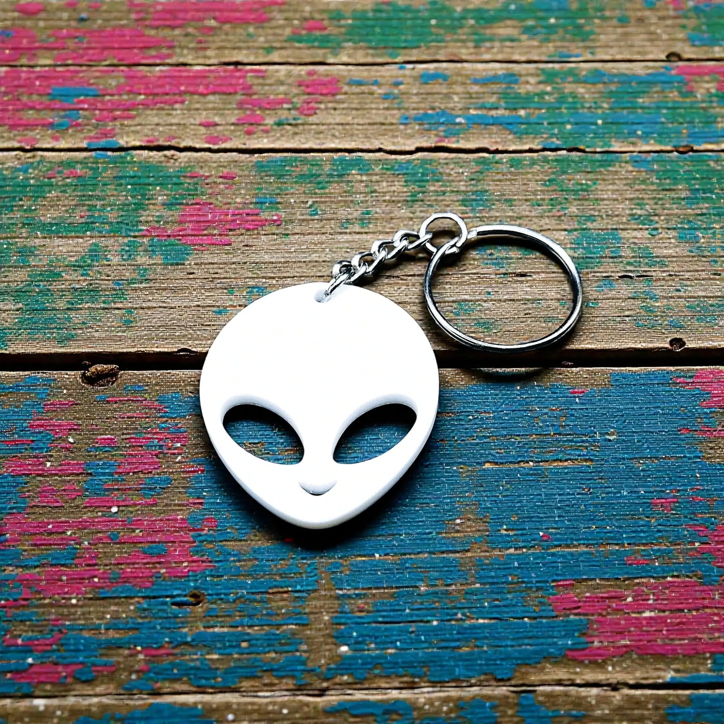 Alien head keychain in white, perfect for sci-fi fans, party favors, or fun personalized gifts.