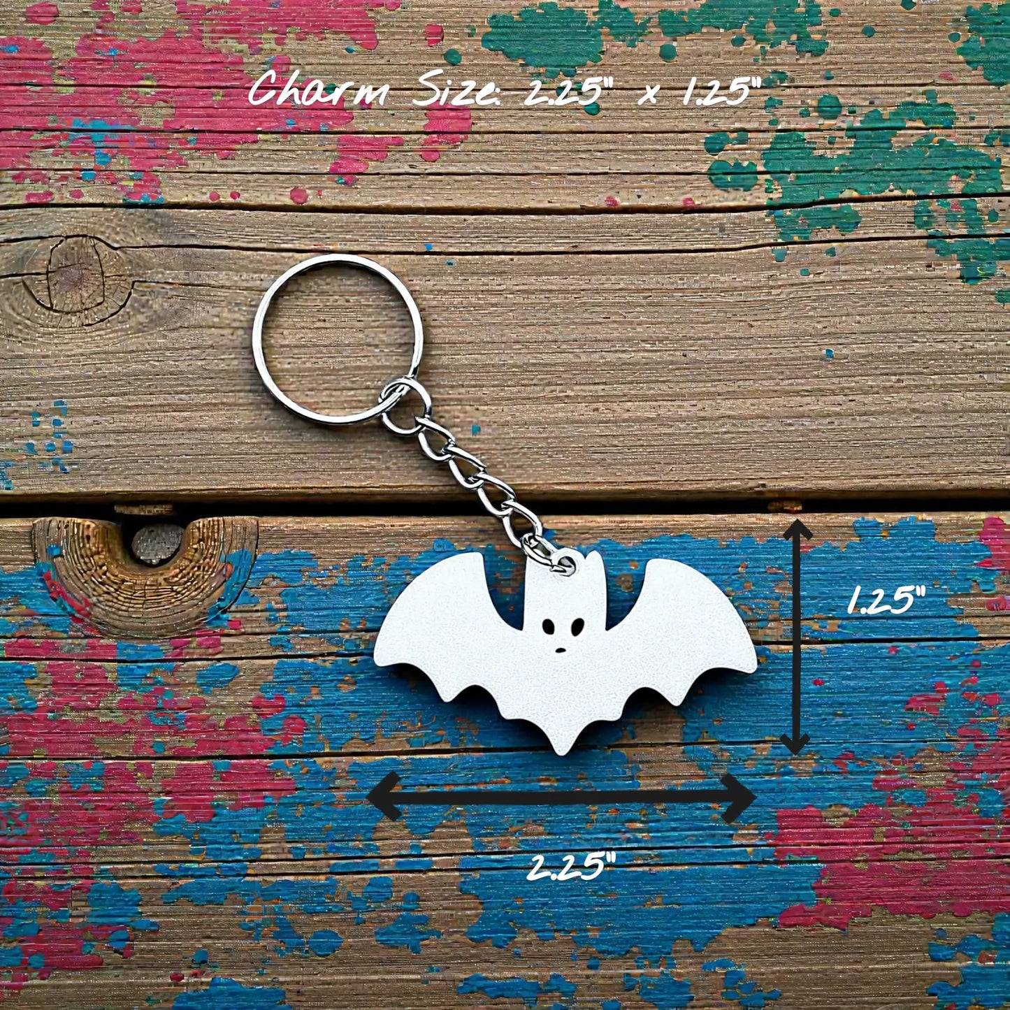 Handmade and customizable bat keychain, perfect for Halloween gifts, party favors, or gothic-themed keyring collections.