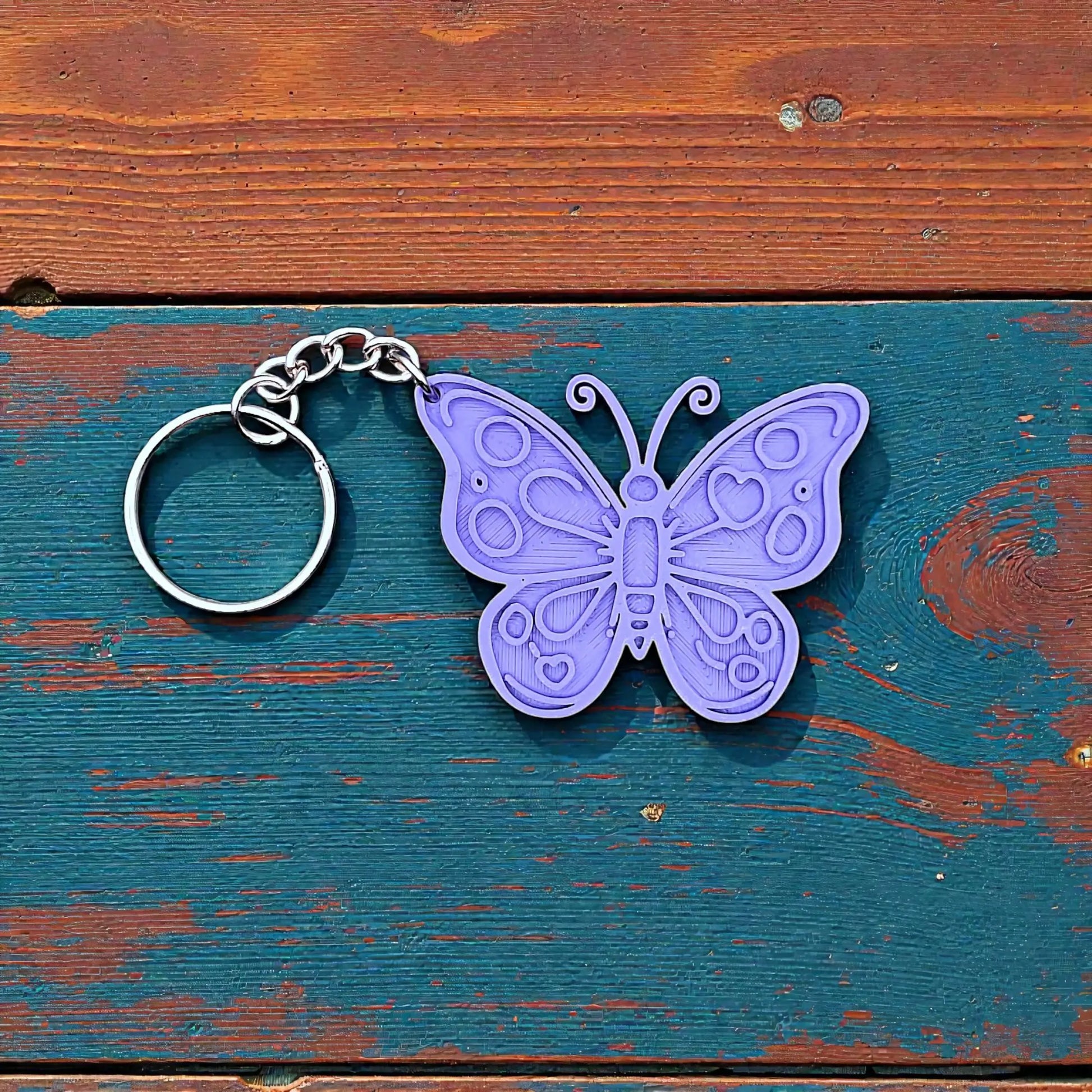 Handmade and customizable butterfly keychain in purple, perfect for gifts, party favors, or nature-themed accessories.