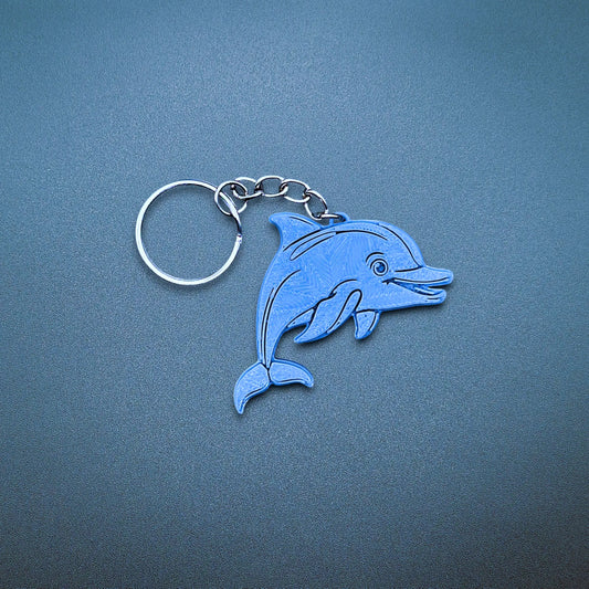 Front detail of handmade and customizable dolphin keychain. Cute sea life charm for backpacks, eco-friendly PLA plastic, ideal marine animal gift or party favor.