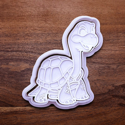 Handmade and customizable turtle cookie cutter and stamp, ideal for ocean-themed baking, birthday party treats, or handmade gift ideas.