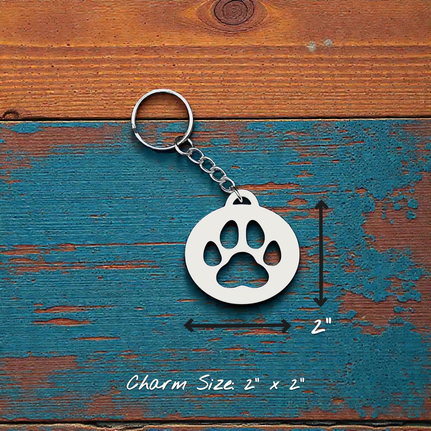 Handmade and customizable paw print keychain in white, perfect for pet lovers, events and animal themed gifts.