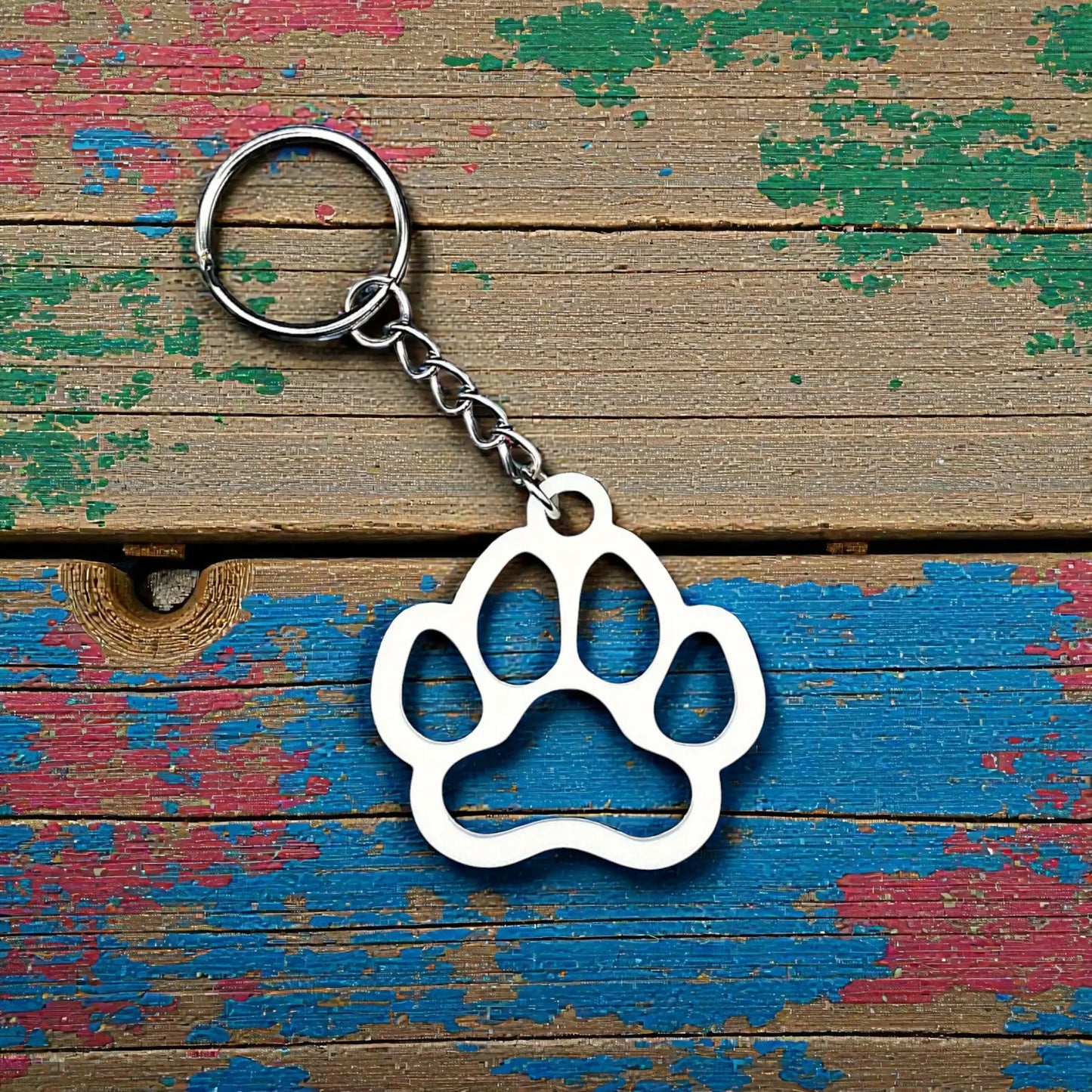 Handmade and customizable paw keychain in white, ideal for honoring pets, gifting to animal lovers, or everyday use.