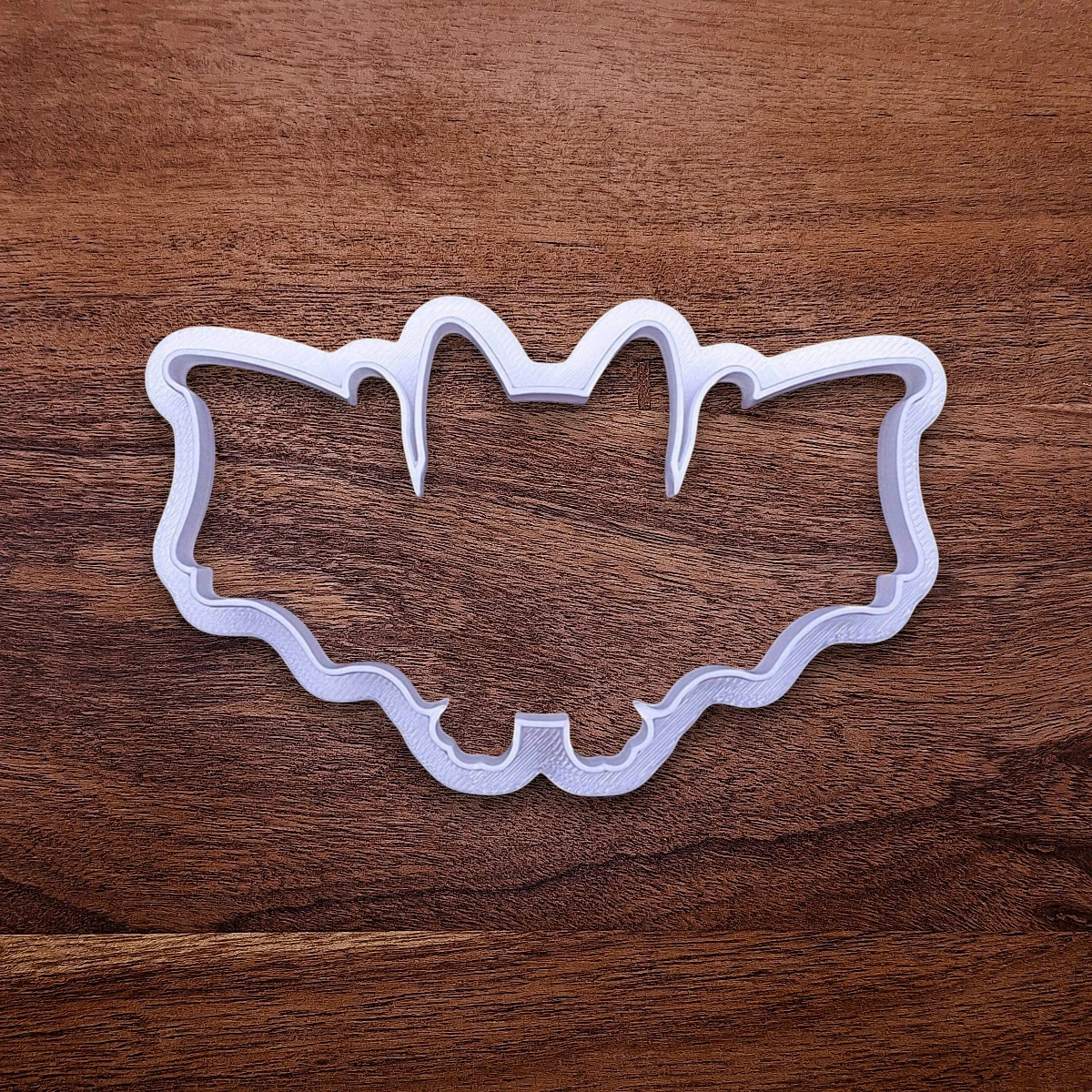 Bat-shaped cookie cutter, great for Halloween baking, haunted house parties, and bat-themed cookie trays or crafts.